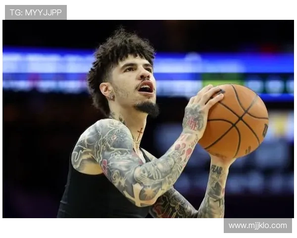 拉梅洛鲍尔表现低迷19投仅中6得15分8助攻三分球命中率不足三成