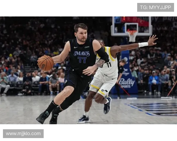 马克西单场25分10助攻5抢断5三分表现出色与斯普雷维尔大将军并列NBA历史第一